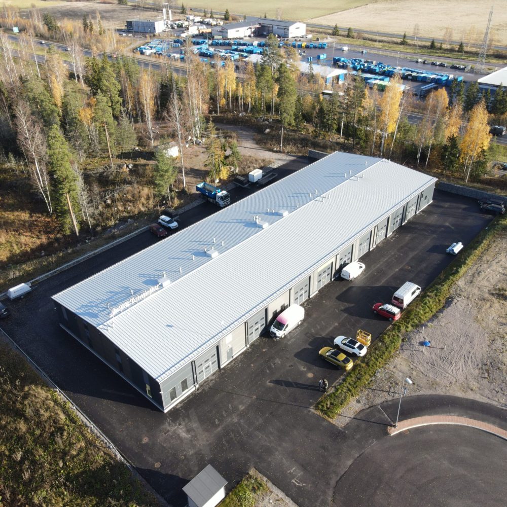 Oma tontti: Oma tontti isolla, tilavalla ja valaistulla pihalla.